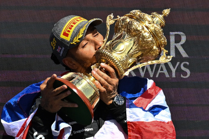 Lewis Hamilton besa el trofeo de Silverstone, algo que no hacía desde desde diciembre de 2021, cuando ganó en el GP de Arabia Saudí .