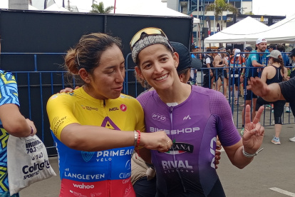 Núñez (i) y Bravo celebran tras finalizar en primer lugar en la categoría de postas femeninas de la competencia en Manabí.