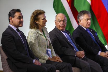 Los ministros de Relaciones Exteriores de Paraguay, Rubén Ramírez (i); de Argentina, Diana Mondino (2i) y Uruguay, Omar Paganini, (d), participan de la reunión previa a la cumbre de jefes de Estado del Mercosur, este domingo en Asunción (Paraguay).