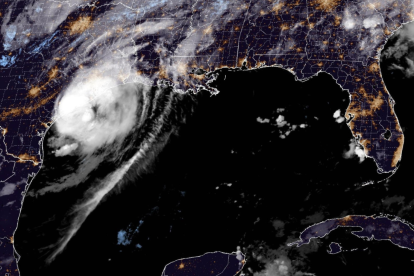 Beryl tocó tierra este lunes en la costa de Texas como el primer huracán de la actual temporada en Estados Unidos y después de causar muerte y destrucción en el Caribe como un ciclón mayor.