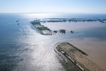 Una vista aérea tomada con un dron muestra el sitio de la rotura de un dique en el municipio de Tuanzhou, condado de Huarong, bajo la ciudad de Yueyang, provincia de Hunan, en el centro de China, el 6 de julio de 2024.