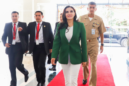 Daniel Noboa negó ejecutar estrategias para sacar del cargo a Abad, pero aseveró que ella se irá sola y no asumirá la presidencia.