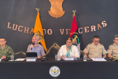 Giancarlo Loffredo, ministro de defensa, en rueda de prensa.
