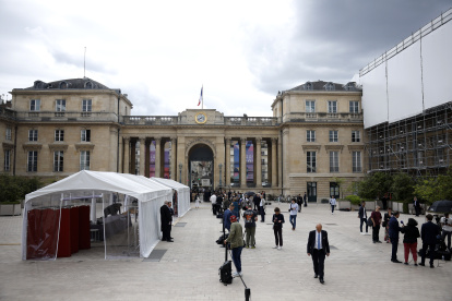 París. Periodistas esperan frente a la Asamblea, mientras llegan los nuevos miembros elegidos del Parlamento.