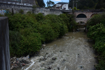 Las turbias aguas del Machángara llevan descargas industriales que, según los demandantes, se hacen por falta de control municipal.