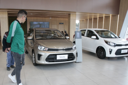La falta de liquidez y la inseguridad han golpeado la venta de autos.