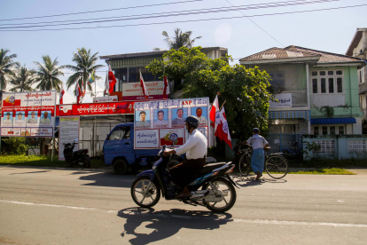 Sittwe. Un motociclista atraviesa calle en la capital del estado Rakáin.