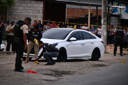 El vehículo en el que se movilizaba David Jiménez fue atacado a tiros. El funcionario falleció por los impactos de bala.