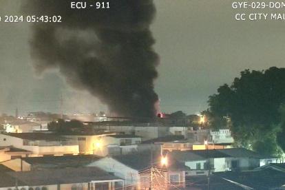 Se podía observar una estela de humo saliendo del local afectado.