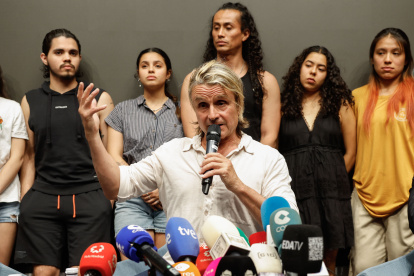 El compositor y productor teatral español Nacho Cano ofrece una rueda de prensa tras quedar en libertad provisional este martes después de declarar ante la Policía por la supuesta contratación ilegal de inmigrantes para el espectáculo musical "Malinche", que se representa en Madrid.