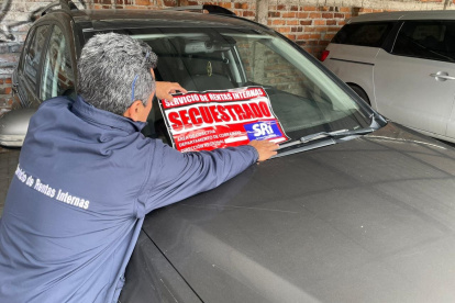 Control.- Uno de los carros embargados por el SRI.