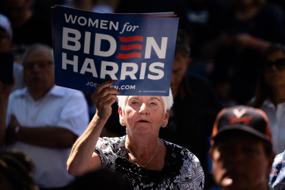 Harrisburg (Pensilvania). Una mujer asiste a un mitin de la campaña del presidente Joe Biden.