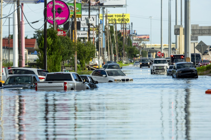 Vehículos atrapados en las aguas tras las fuertes lluvias provocadas por el huracán Beryl en Houston (Texas, EE. UU.), el 8 de julio de 2024.