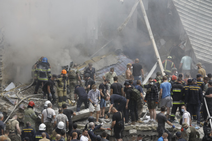 Trabajadores de rescate en el lugar de un ataque con cohetes contra el hospital infantil "Okhmadyt" en Kiev, Ucrania, el 8 de julio de 2024, en medio de la invasión rusa.