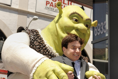 Fotografía de archivo del 20 de mayo de 2010 de una caracterización de Shrek (atrás), la estrella de la famosa saga homónima, y el actor que le de la voz, Mike Myers (frente).