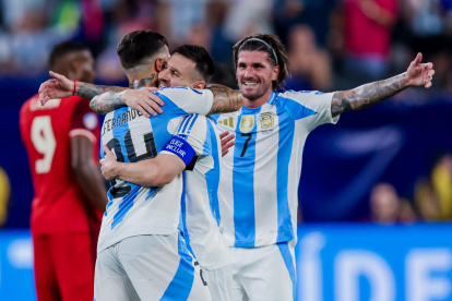 Lionel Messi (c) celebra su gol contra Canadá junto a Enzo Fernández (i) y Rodrigo De Paul (d).