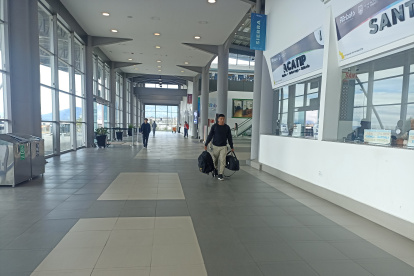 Ausencia. Menos del     20 % de las instalaciones de la terminal es ocupada por las cooperativas y comercios.