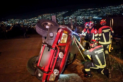 Los bomberos rescataron al conductor que quedó atrapado.