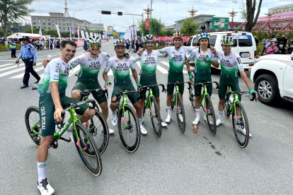 Jefferson Cepeda (c) es el líder del Caja Rural en la competencia en China.