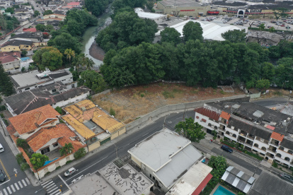 Terreno. El predio acumula desechos, tierra y monte.