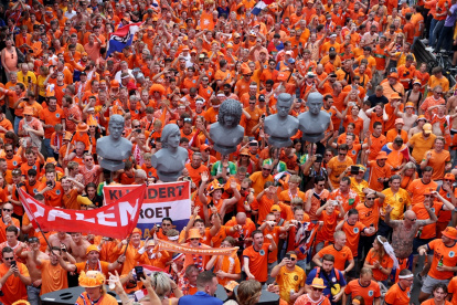 Aficionados de los Países Bajos, en su camino hacia el estadio para asistir a la semifinal de la Eurocopa que disputan Países Bajos e Inglaterra en Dortmund, Alemania.