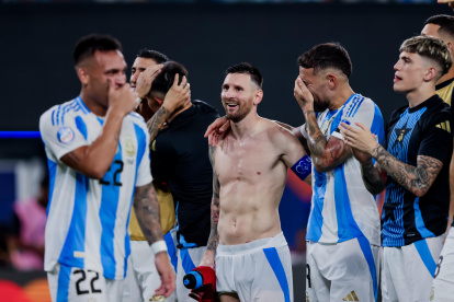 Lionel Messi (C) y el resto de integrantes de la selección de Argentina celebran la victoria sobre Canadá