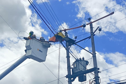 Imagen referencial. La Empresa Eléctrica publicó mensajes en redes, donde señaló que su personal arreglaría el daño que causó el corte en Tumbaco.
