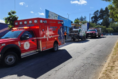 En una construcción en el norte de Quito una persona cayó cuatro pisos personal de Bomberos acudió atender la emergencia