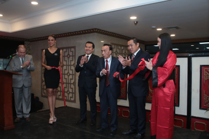 El corte de la cinta fue un momento especial. Participaron Wilson León, en el centro, junto a sus hijos Willy y Darwin León.