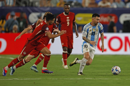East Rutherford (United States), 10/07/2024.- Lionel Messi of Argentina (R) in action against Canada during the CONMEBOL Copa America 2024 Semi-finals match between Argentina and Canada, in East Rutherford, New Jersey, USA, 09 July 2024. EFE/EPA/CJ GUNTHER