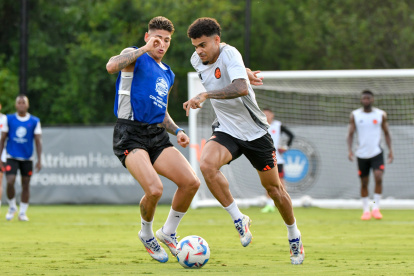 Fotografía cedida por la Federación Colombiana de Fútbol que muestra al jugador Luis Díaz (d), durante la jornada de entrenamiento, el 9 de julio de 2024, en Charlotte, Carolina del Norte (Estados Unidos).