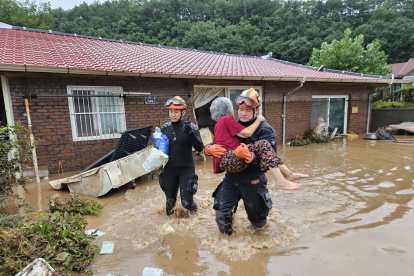 Nonsan (China). En las lluvias torrenciales provocaron inundaciones. Socorristas trasladan a una persona.