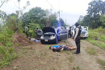 Escena. A los tres sospechosos les decomisaron armas de fuego.