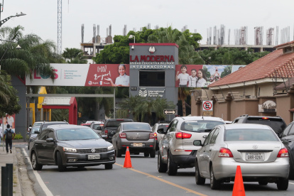 1. Exteriores . En los alrededores de las unidades educativas, se observan largas filas de vehículos de padres de familia que van a dejar a sus hijos