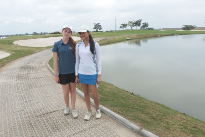 Eugenia Nevárez y Saanvi Somani.