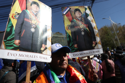 Seguidores del expresidente de Bolivia y líder del Movimiento al Socialismo (MAS), Evo Morales, sostienen carteles de apoyo afuera de la sede del Tribunal Supremo Electoral este miércoles, en La Paz (Bolivia).