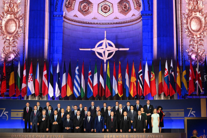 Los líderes de los países miembros de la OTAN y el secretario general de la OTAN, Jens Stoltenberg, se reúnen para una foto de grupo en la ceremonia del 75º aniversario de la OTAN en el Auditorio Mellon en Washington, DC.