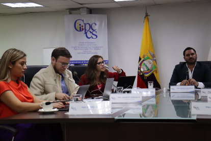 La consejera Mishelle Calvache (c) mientras debatía en la sesión de este miércoles 10 de julio.