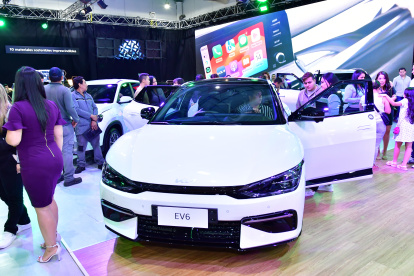 Atractivo. Los ciudadanos fueron cautivados por las diversas ofertas, en entradas, tasas de interés y bonos, para comprar sus vehículos en esta feria.