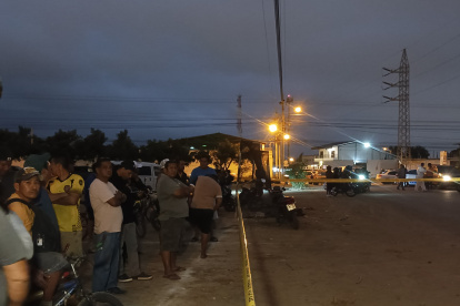 Varias personas, alarmadas por los disparos, se acercaron hasta la escena del crimen en La Libertad.