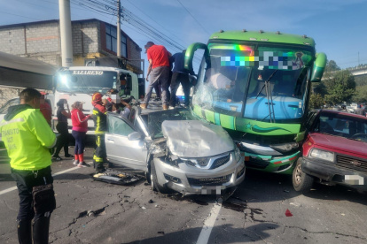 Colisión de bus contra cuatro vehículos en la avenida Simón Bolívar a la altura de Nayón