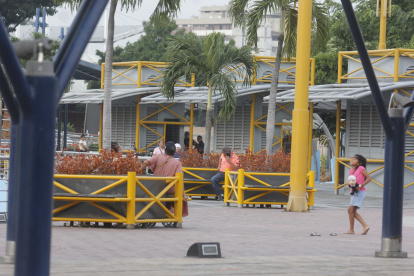 Algunas personas sí se arriesgan a sentarse por cortos períodos de tiempo en la Plaza de la Música.