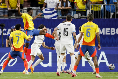 El centrocampista colombiano Jefferson Lerma (2-d) fue registrado este miércoles, 10 de julio, tras cabecear un balón que convirtió en el gol de la victoria de su equipo 0-1 sobre Uruguay
