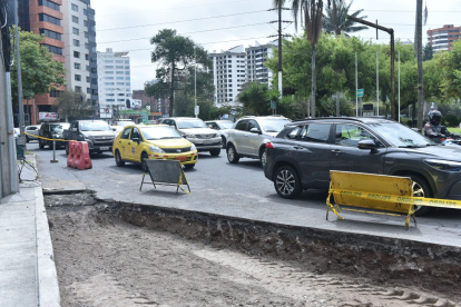 La vía está cerrada por la rehabilitación de la calzada en dirección norte – sur, desde la Plaza Argentina.