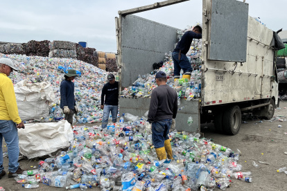 Trabajo. El reciclaje de botellas.