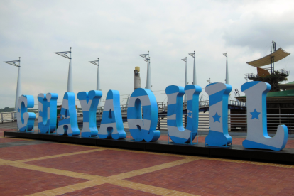 Letras corpóreas en el Malecón Simón Bolívar.