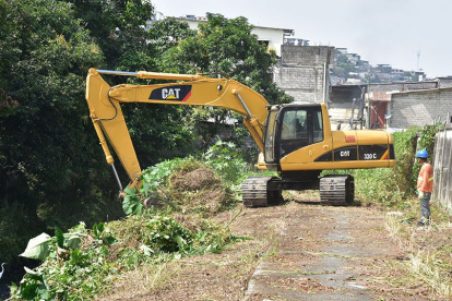 Emapag usó una retroexcavadora para estos trabajos.