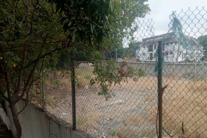 En el cerco del predio solo se ha cerrado uno de los agujeros.