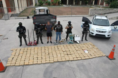 En total se encontró 251 paquetes rectangulares, que contenían cocaína.