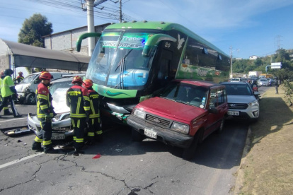 El bus se impactó con al menos otros cuatro vehículos pequeños.